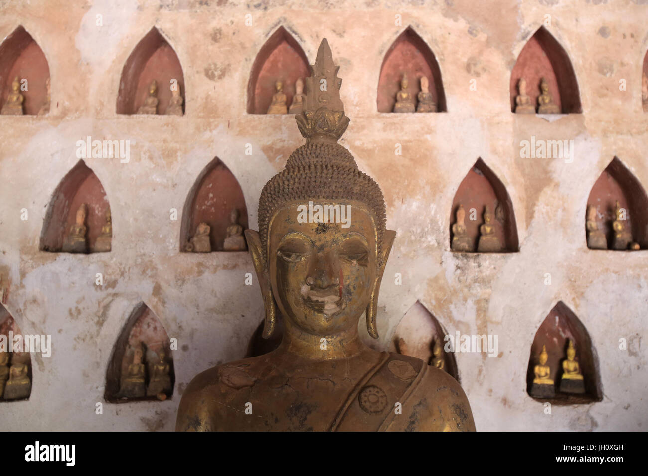 Buddha und Paare von kleinen Buddha-Statuen im Kreuzgang oder Galerie rund um die SIM-Karte. Teil einer Sammlung von etwa 2000 Keramik und Silber Stockfoto