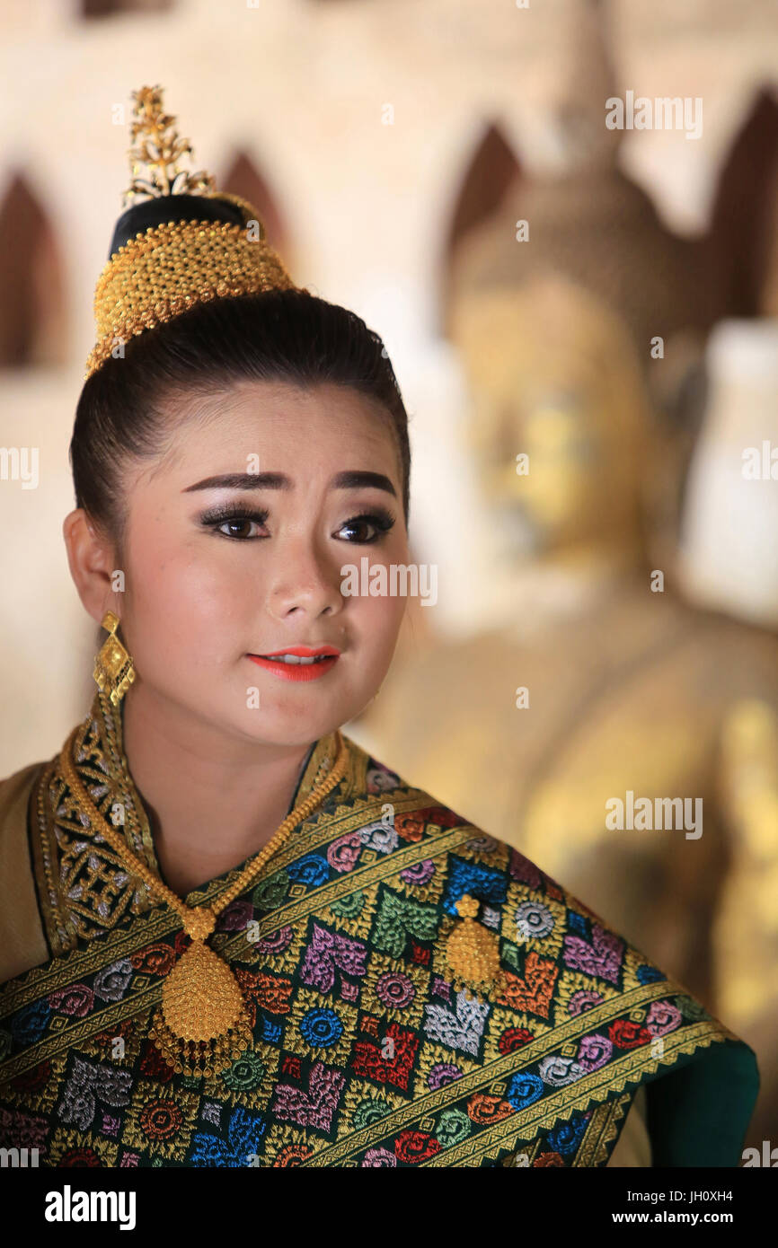 Hochzeit. Braut trägt traditionelle Kostüme Lao. Wat Si Saket. 1819. Ventiane. Laos. Stockfoto