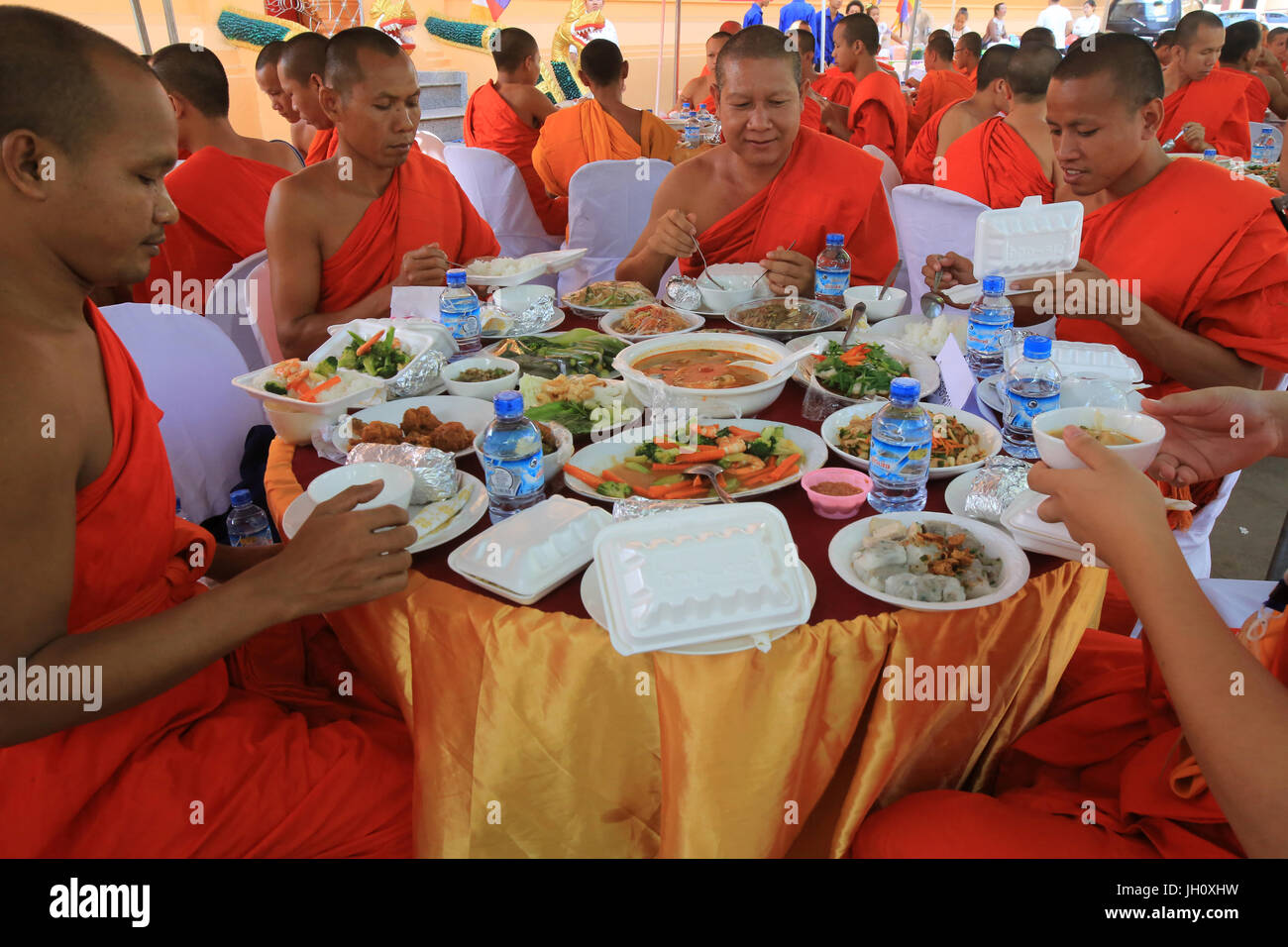 Asiatische Mahlzeit. Buddhistische Zeremonie. Wat Ong Teu Mahawihan. Tempel des schweren Buddha. Vientiane. Laos. Stockfoto
