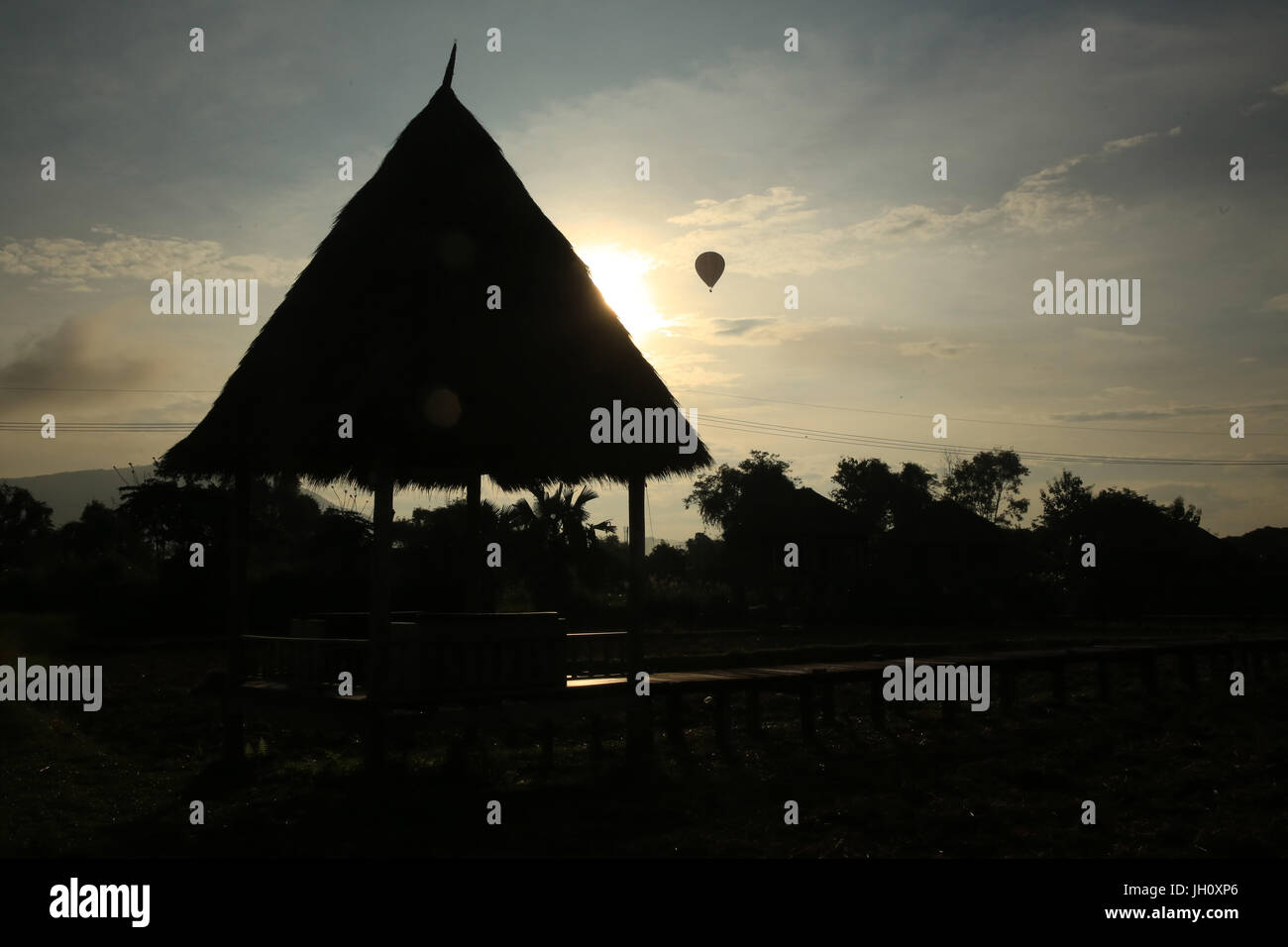 Reisfelder mit herrlichem Berg-Kulisse. Laos. Stockfoto