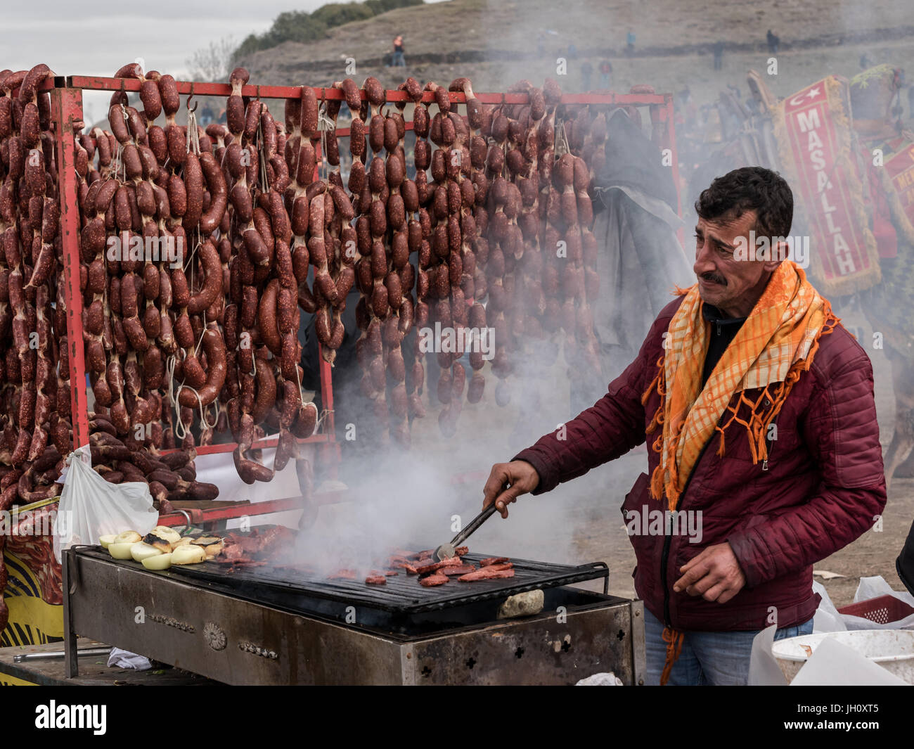 Menschen verkaufen Kamel Salami im Bereich Selcuk, Camel Wrestling ist beliebte Touristenattraktion in der Türkei Stockfoto