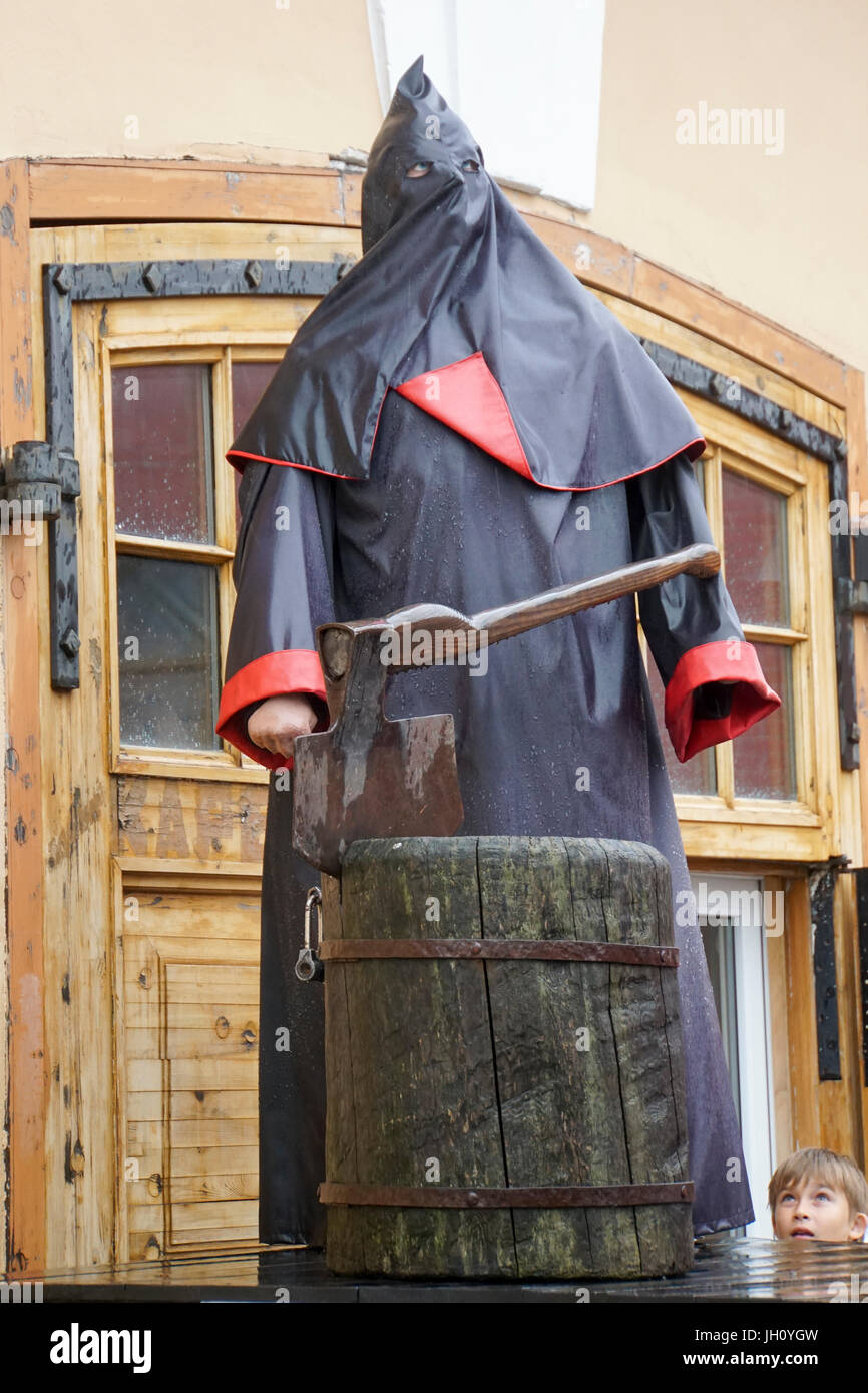 Statue des Henkers mit Axt und Block in der Nähe von Peter und Paul-Festung in St. Petersburg, Russland Stockfoto