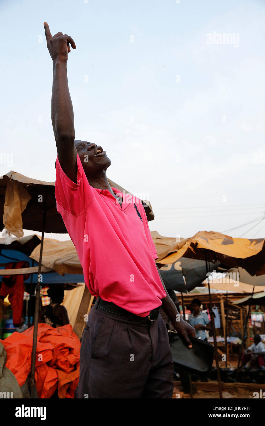 Evangelische christliche Verkündigung in einer Straße von Kampala. Uganda. Stockfoto