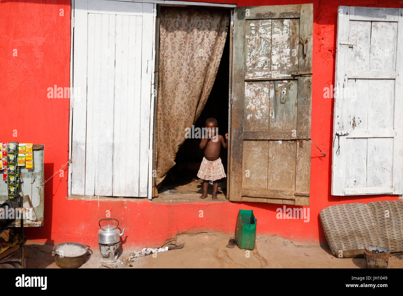 Ugandische Kind vor ihrer Tür. Uganda. Stockfoto