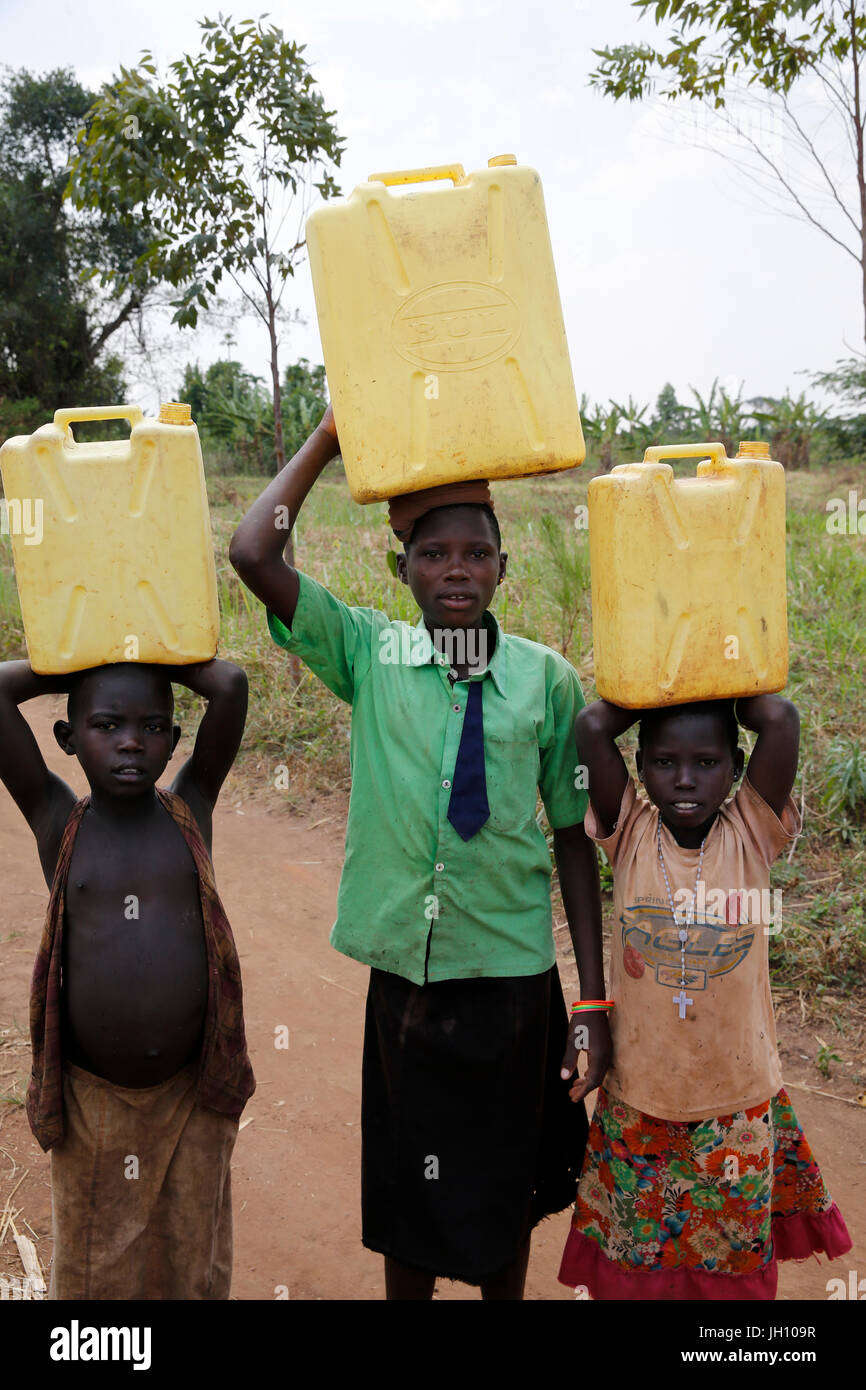 Ugandische Kinder Wasserholen. Uganda. Stockfoto