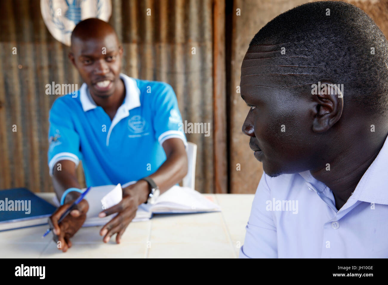 Kiryangondo Flüchtlingslager. World Food Program Mitarbeiter und begünstigte. Uganda. Stockfoto