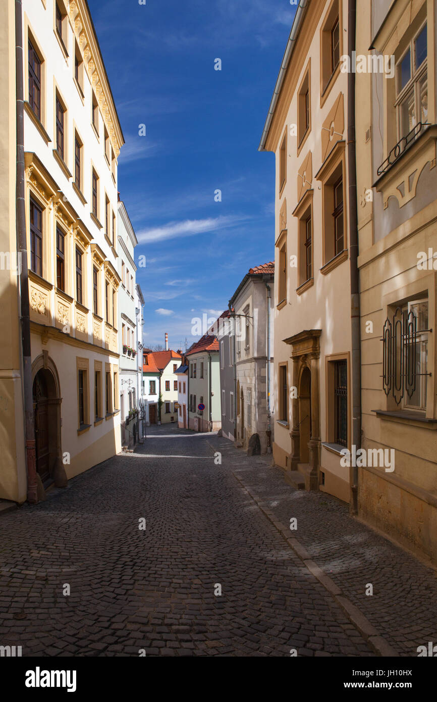 Leere Straße in Olomouc Stadt im sonnigen Tag, Tschechien. Berühmte UNESCO-Erbe Stadt und touristische Attraktion. Stockfoto
