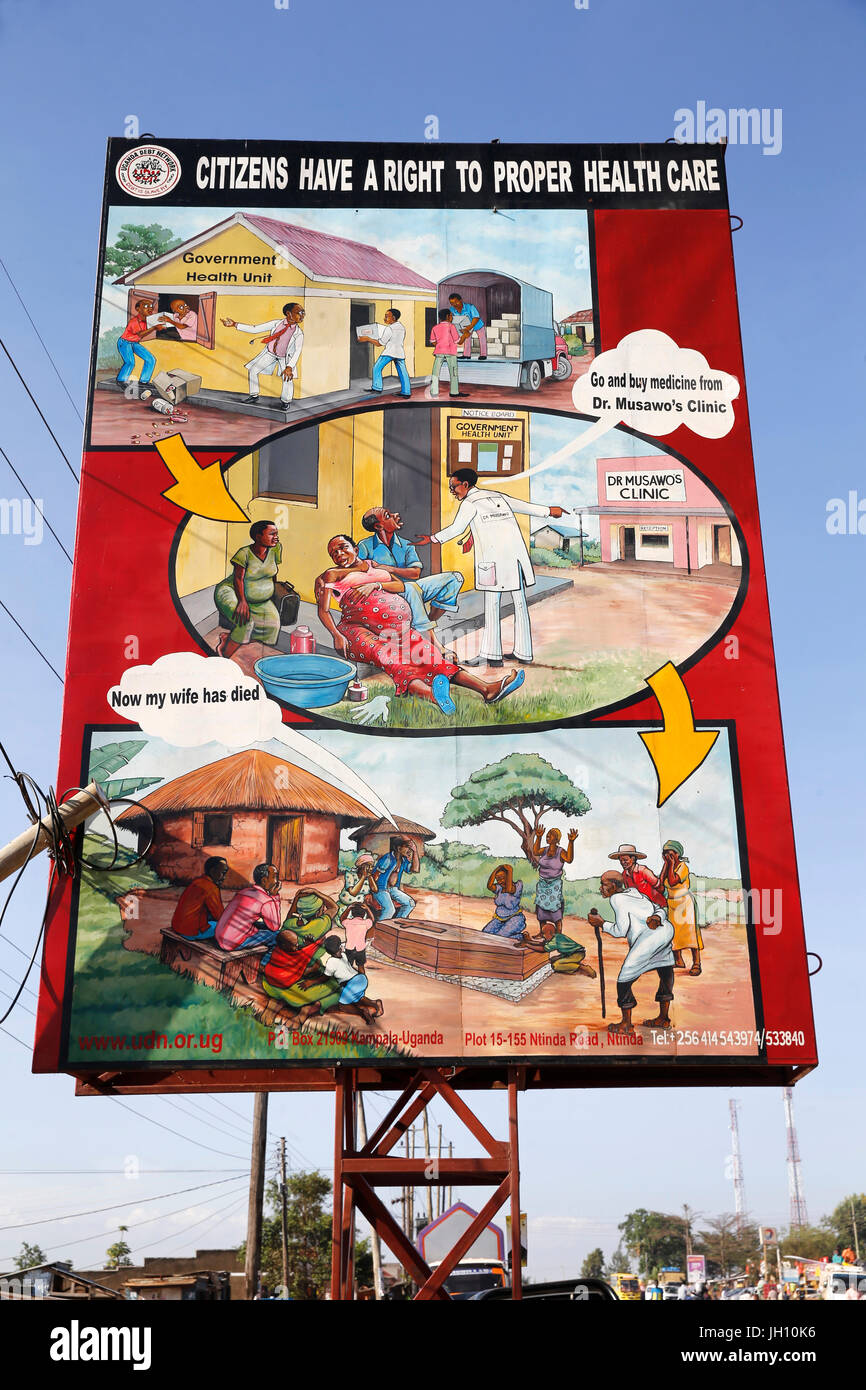 Am Straßenrand Zeichen: Bürgerinnen und Bürger haben ein Recht auf angemessene medizinische Betreuung. Uganda. Stockfoto