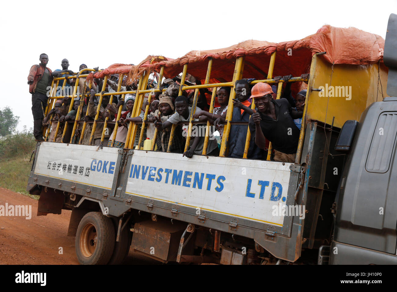 Zuckerrohr-Arbeiter transportieren LKW. Uganda. Stockfoto