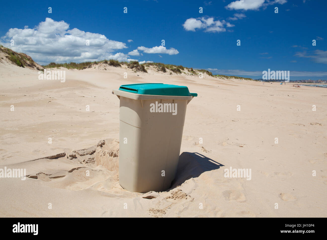 Die Mülleimer an den Sandstrand auf der Halbinsel in Santander, Spanien. Stockfoto