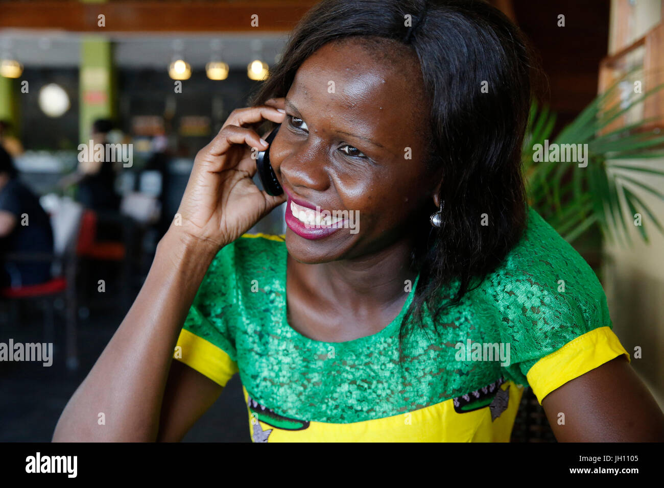 Ugandischen Frau mit einem Handy. Uganda. Stockfoto
