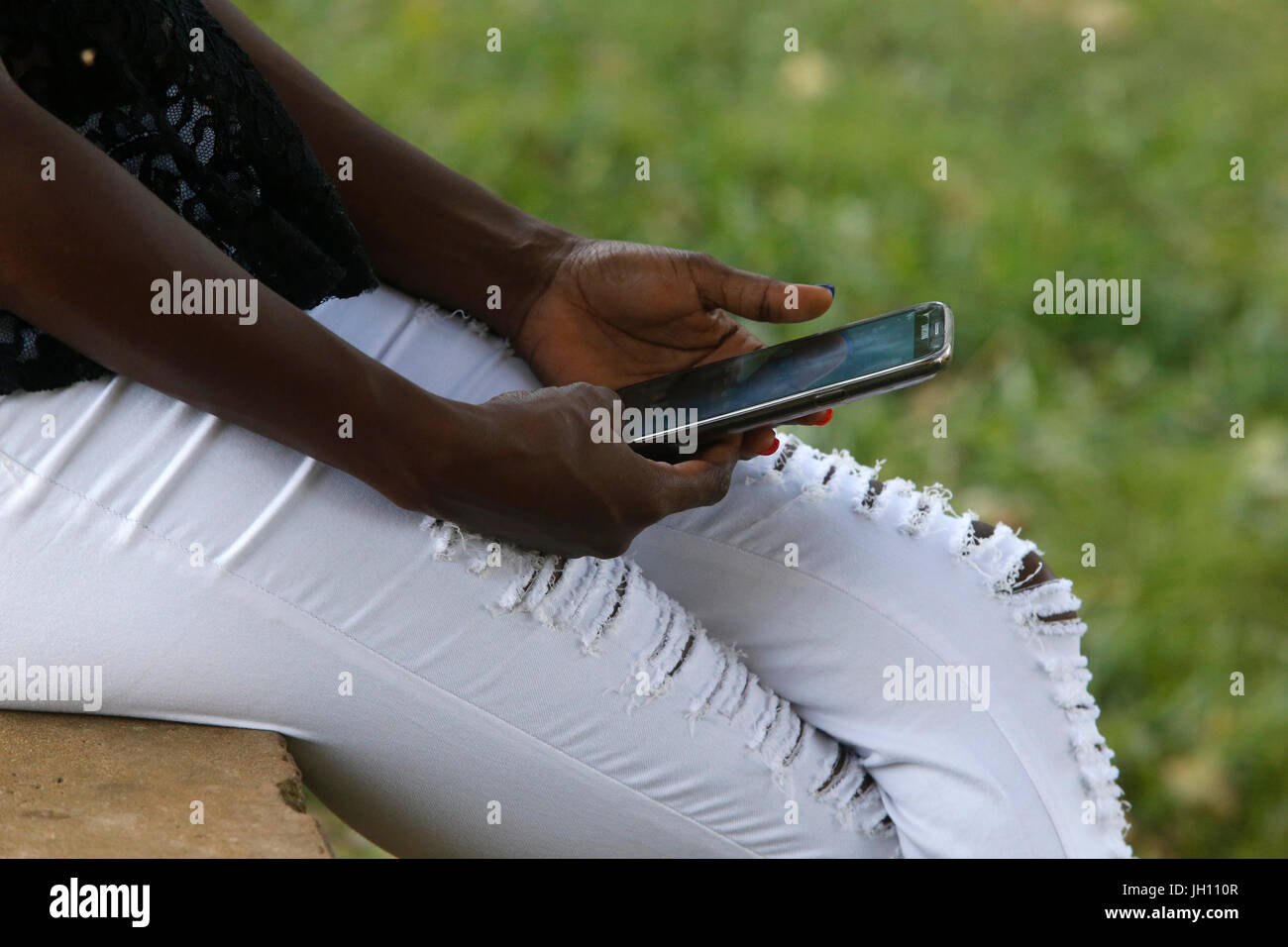 Ugandischen Frau mit einem Handy. Uganda. Stockfoto