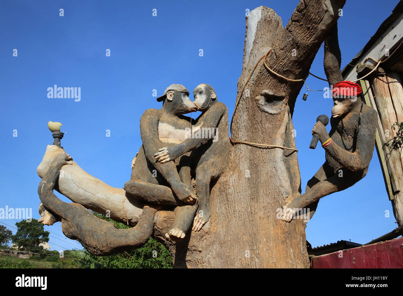 Affen Skulpturen auf einem Strandhotel in Entebbe. Uganda. Stockfoto
