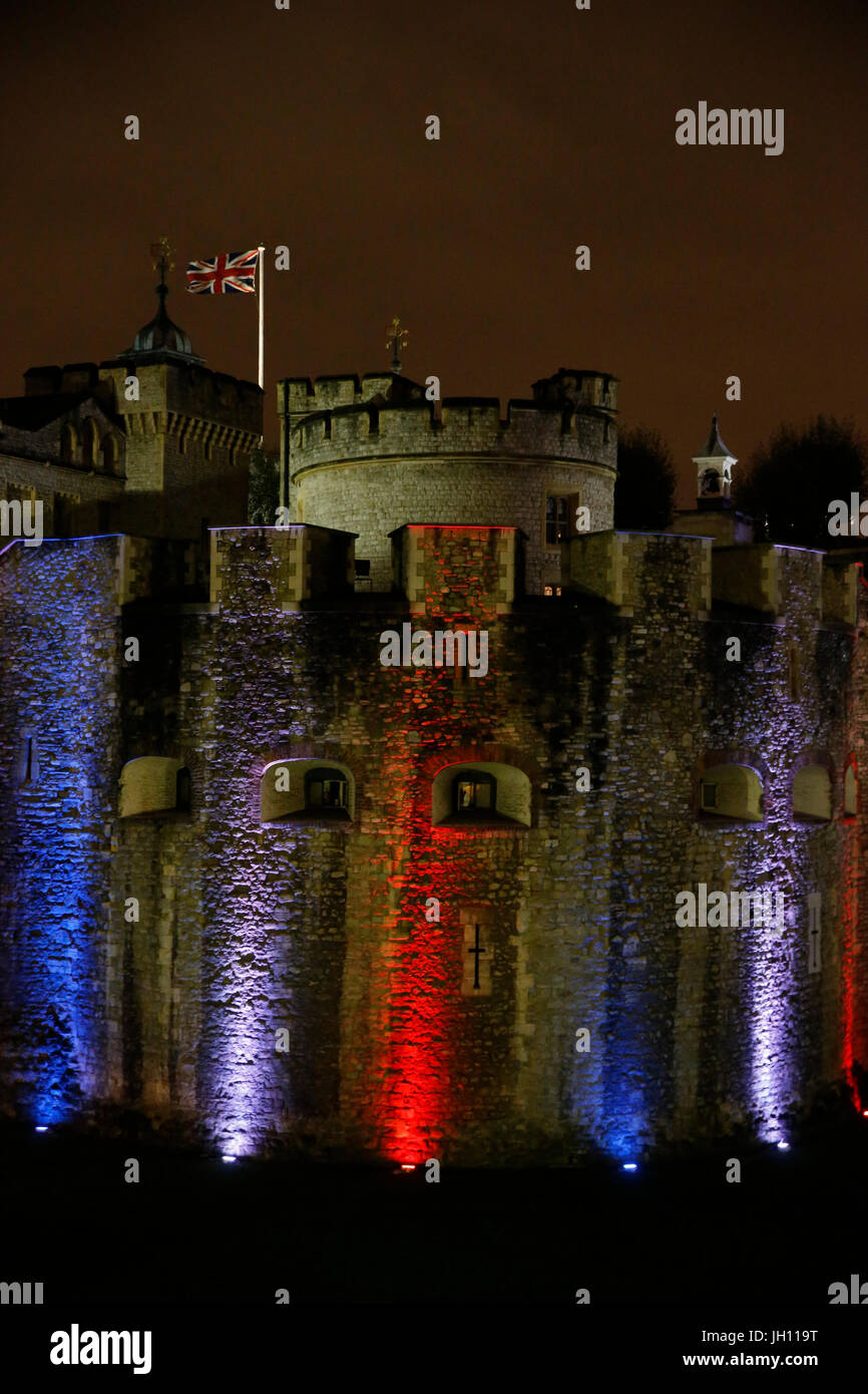London Tower beleuchtet mit den Farben der französischen Flagge nach den Terroranschlägen von nov.13,2015 in Paris. Vereinigtes Königreich. Stockfoto