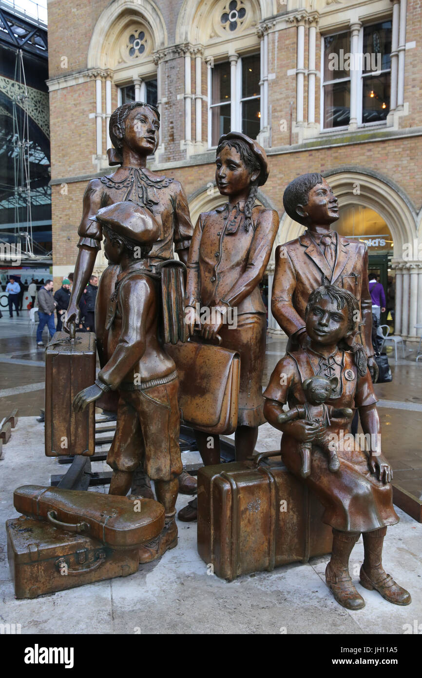 Statuen in der Liverpool Street Station, London: Kinder für den Kindertransport. Gewidmet der Briten, die das Leben von 10.000 unbegleitete Ma gerettet Stockfoto