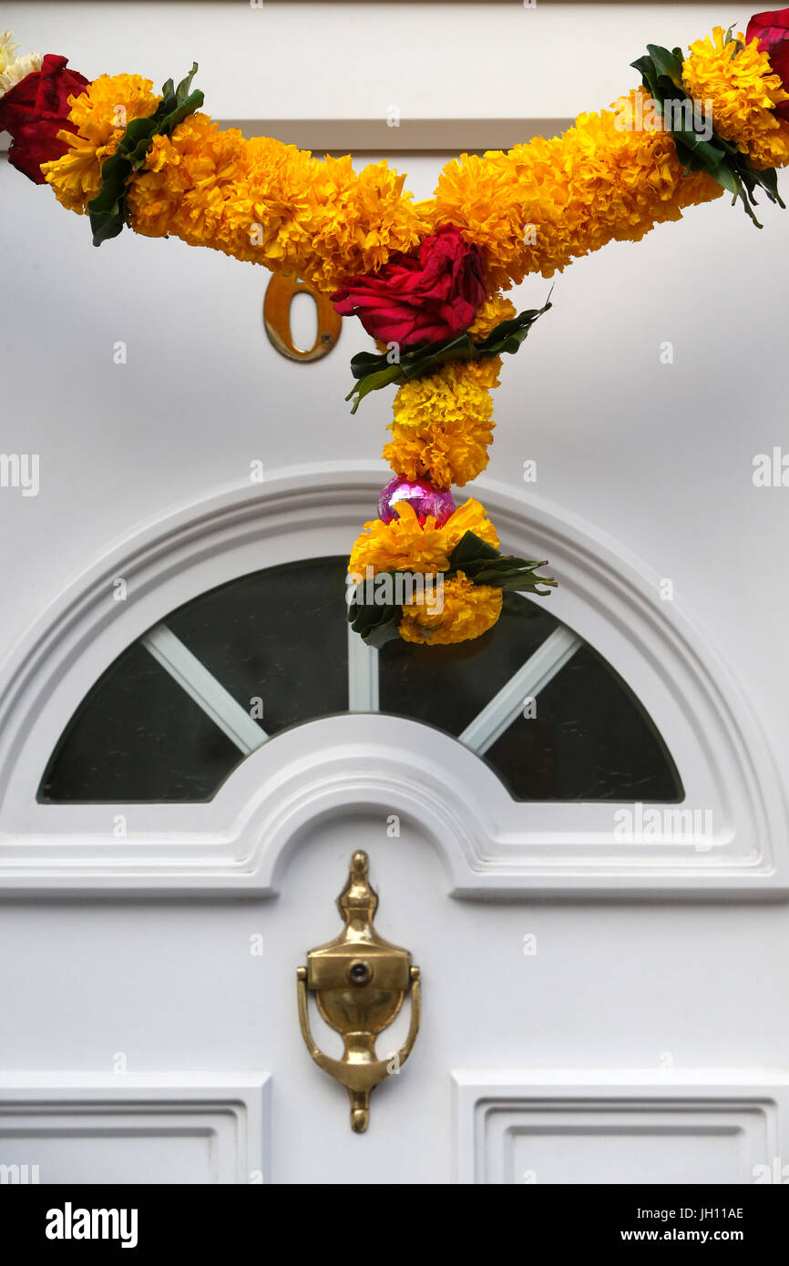 Hindu Kranz auf eine Haustür in Leicester, Großbritannien Vereinigtes Königreich. Stockfoto