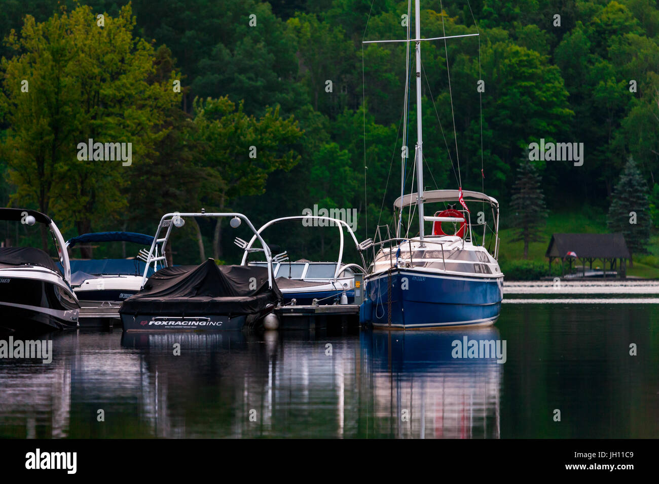 Sportboote angedockt Deerhurst Resort in Muskoka, Ontario, Kanada. Stockfoto