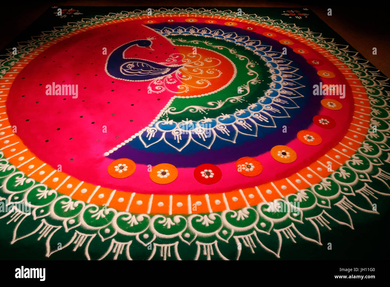 Diwali Rangoli gezeichnet von Künstler Janak Chauhan. Vereinigtes Königreich. Stockfoto