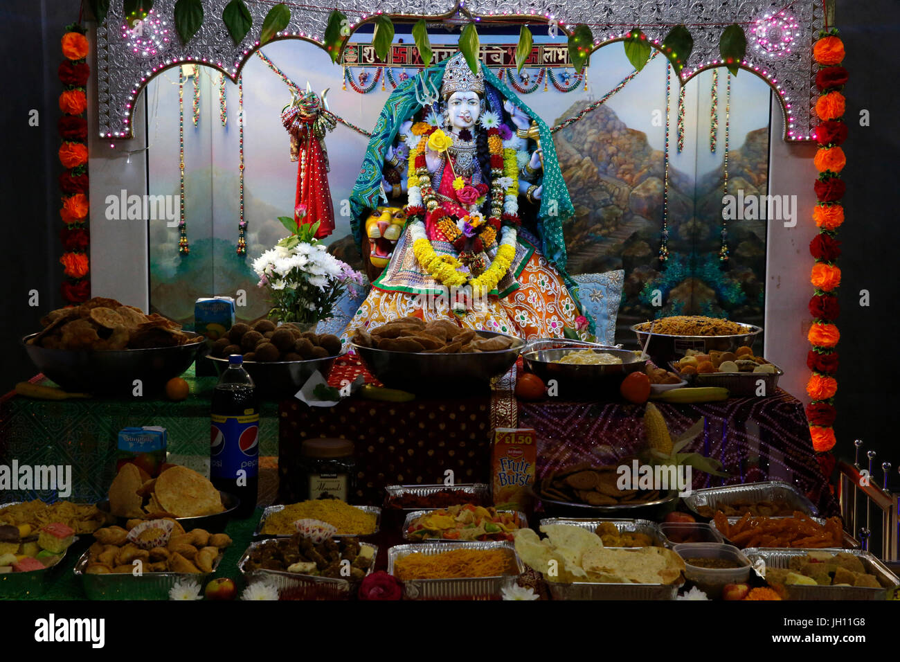 Shree hinduistischer Tempel, Leicester. Diwali-Angebote. Vereinigtes Königreich. Stockfoto