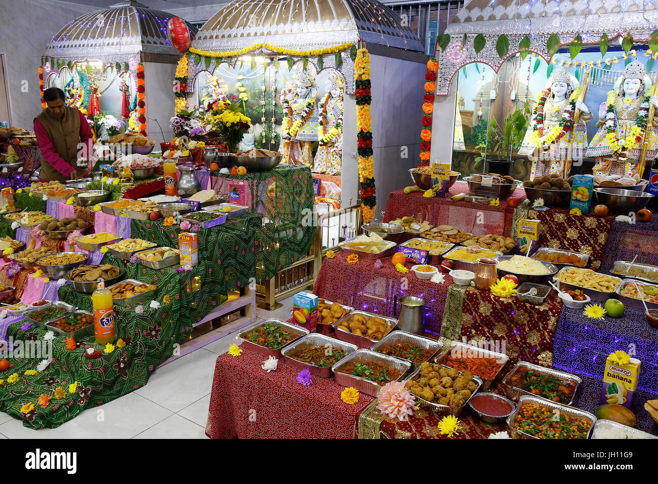 Shree hinduistischer Tempel, Leicester. Diwali-Angebote. Vereinigtes Königreich. Stockfoto