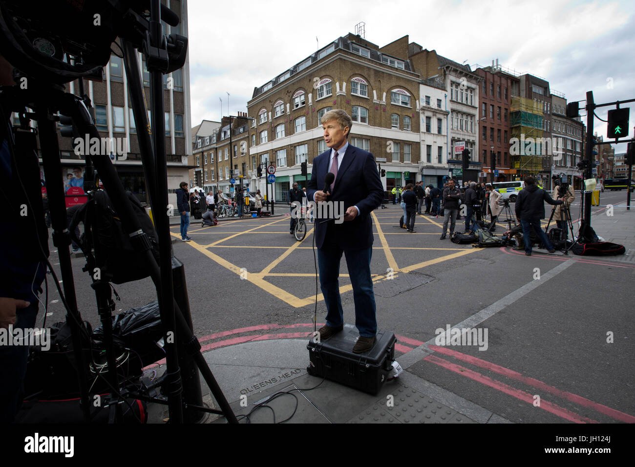 TV Moderator, amerikanische Fernseh-News Netzwerk-Journalist auf den Straßen von London, Berichterstattung nach den Terroranschlag von London Bridge, London UK Stockfoto