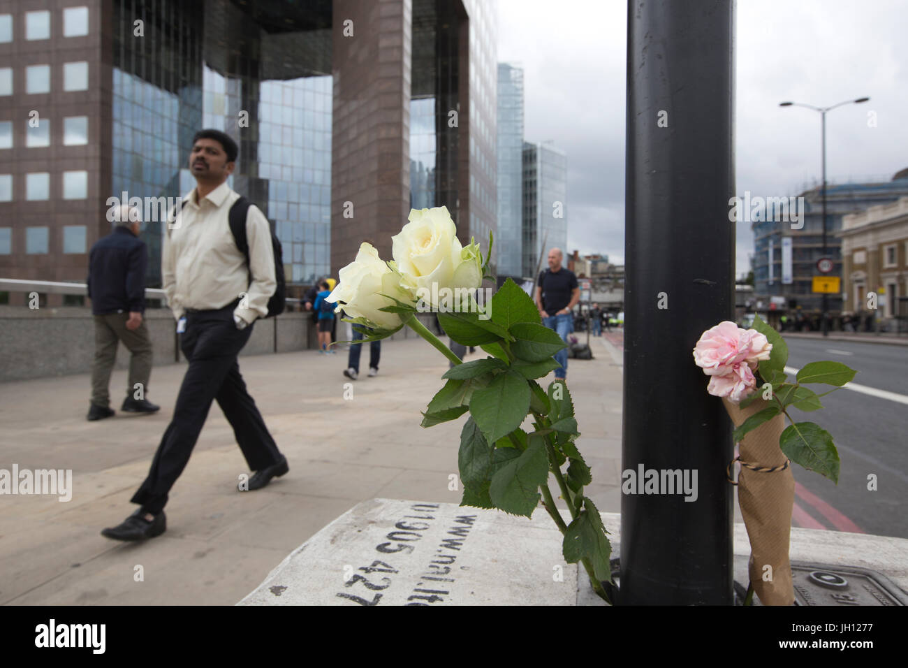 Mitglieder der öffentlichen legen Blumen auf die London Bridge nach die Straße für den Verkehr, nach London Bridge Terror-Anschlag, City of London, UK gesperrt ist Stockfoto