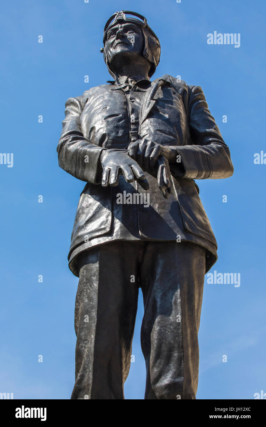 Eine Statue des ersten Weltkrieges Fliegerass und zweiten Welt Krieg Royal Air Force Commander Sir Keith Park am Waterloo Place in London, Vereinigtes Königreich. Stockfoto