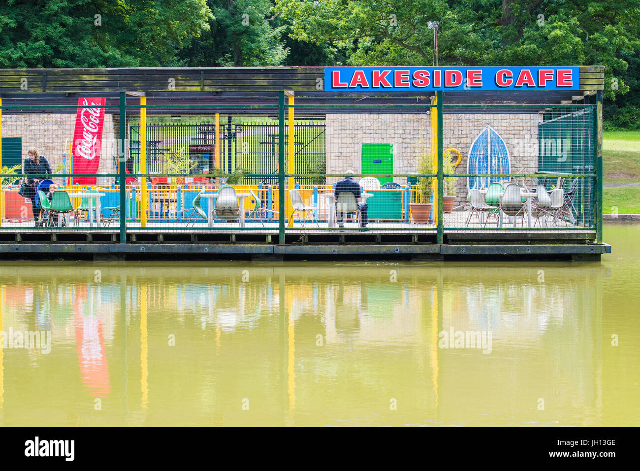 Das Café am See am Bootfahren See Corby, Northamptonshire, England, an einem sonnigen, Sommer Tag. Stockfoto