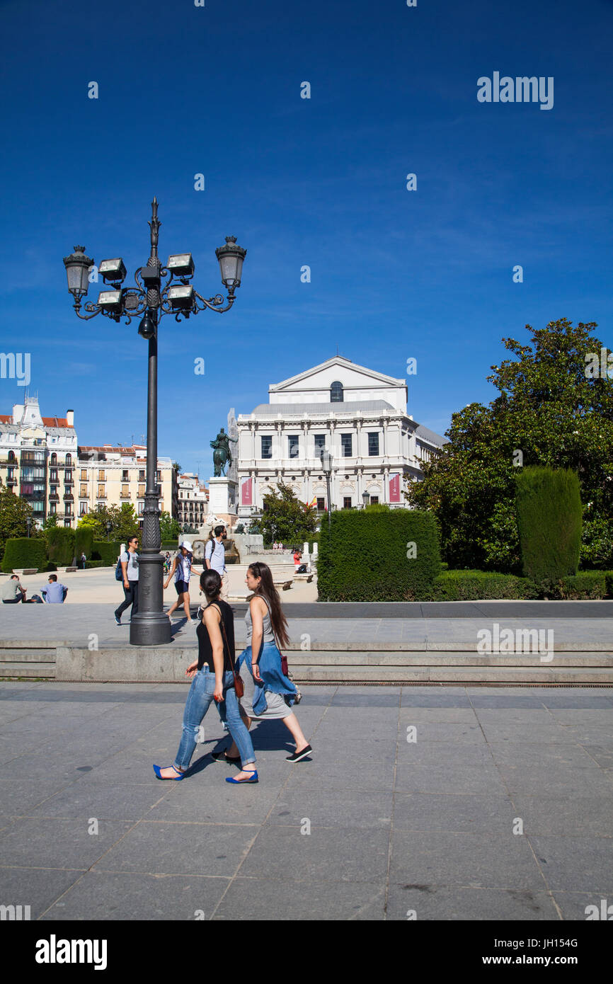 Zwei Mädchen zu Fuß vorbei an der Plaza de Oriente und das königliche Opernhaus in Madrid Spanien Stockfoto