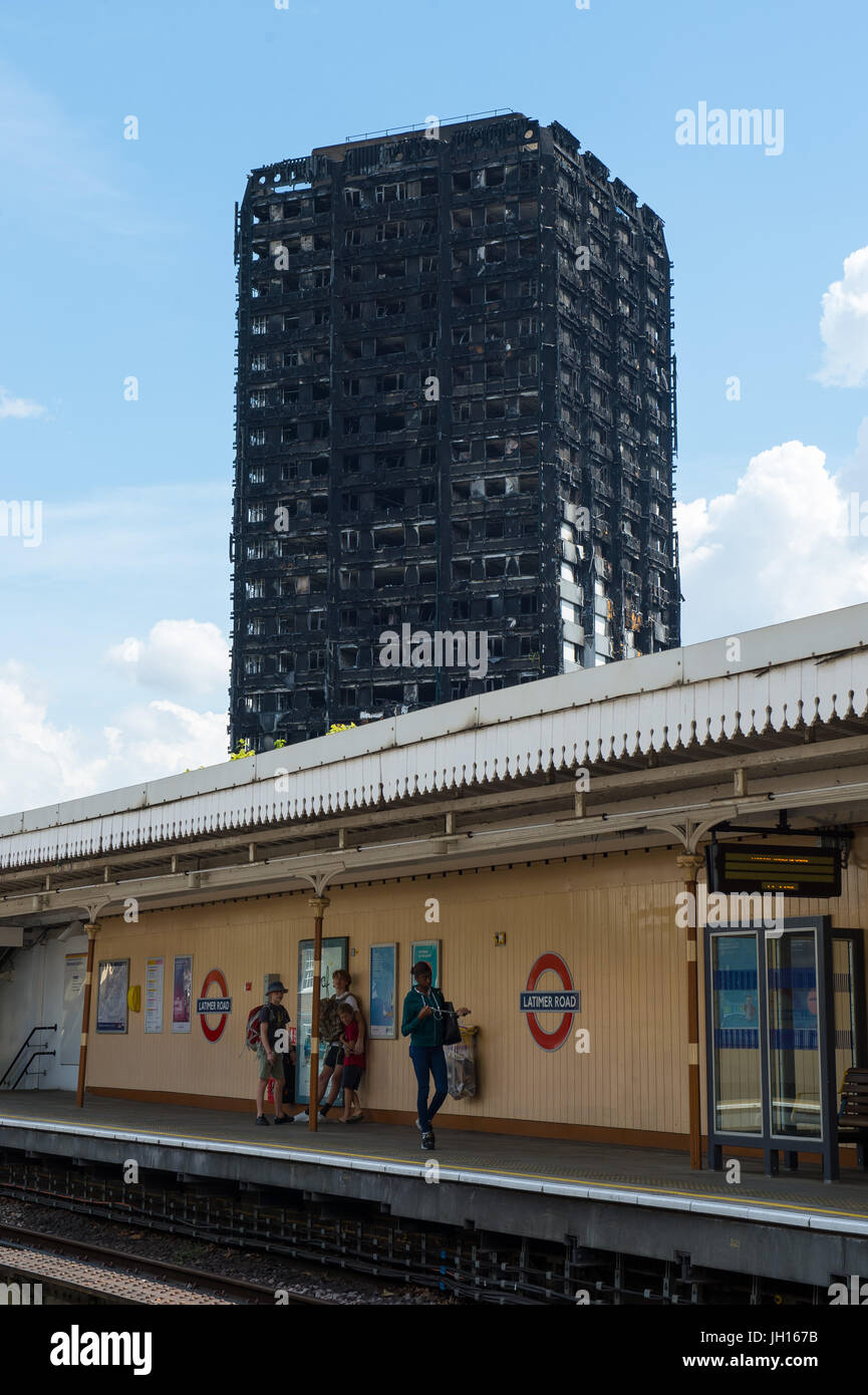 Gesamtansicht der Grenfell Turm von Latimer Road Station in London. Stockfoto