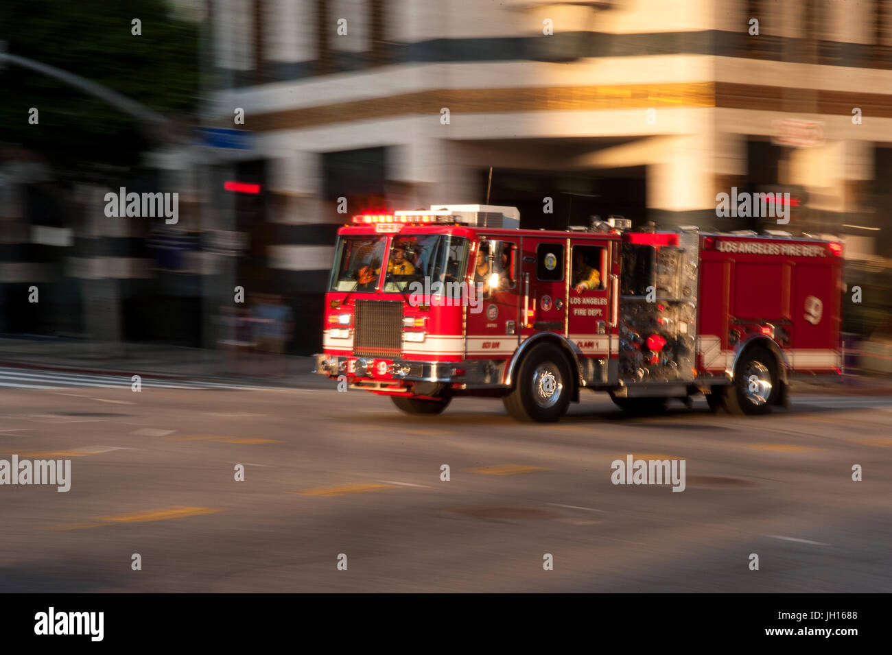 Red Fire Engine beschleunigt durch die Straßen von Downtown Los Angeles, CA Stockfoto
