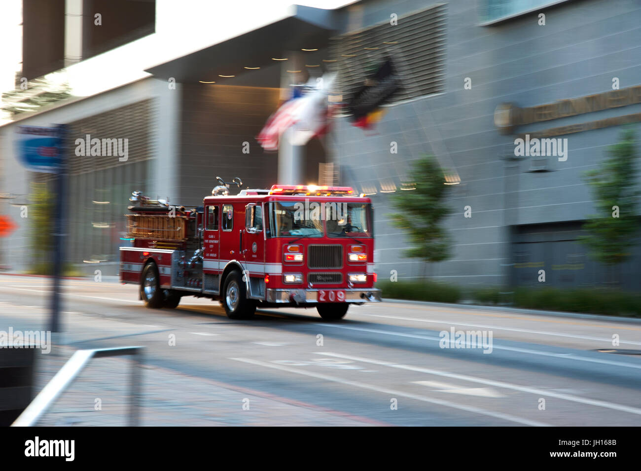 Red Fire Engine beschleunigt durch die Straßen von Downtown Los Angeles, CA Stockfoto