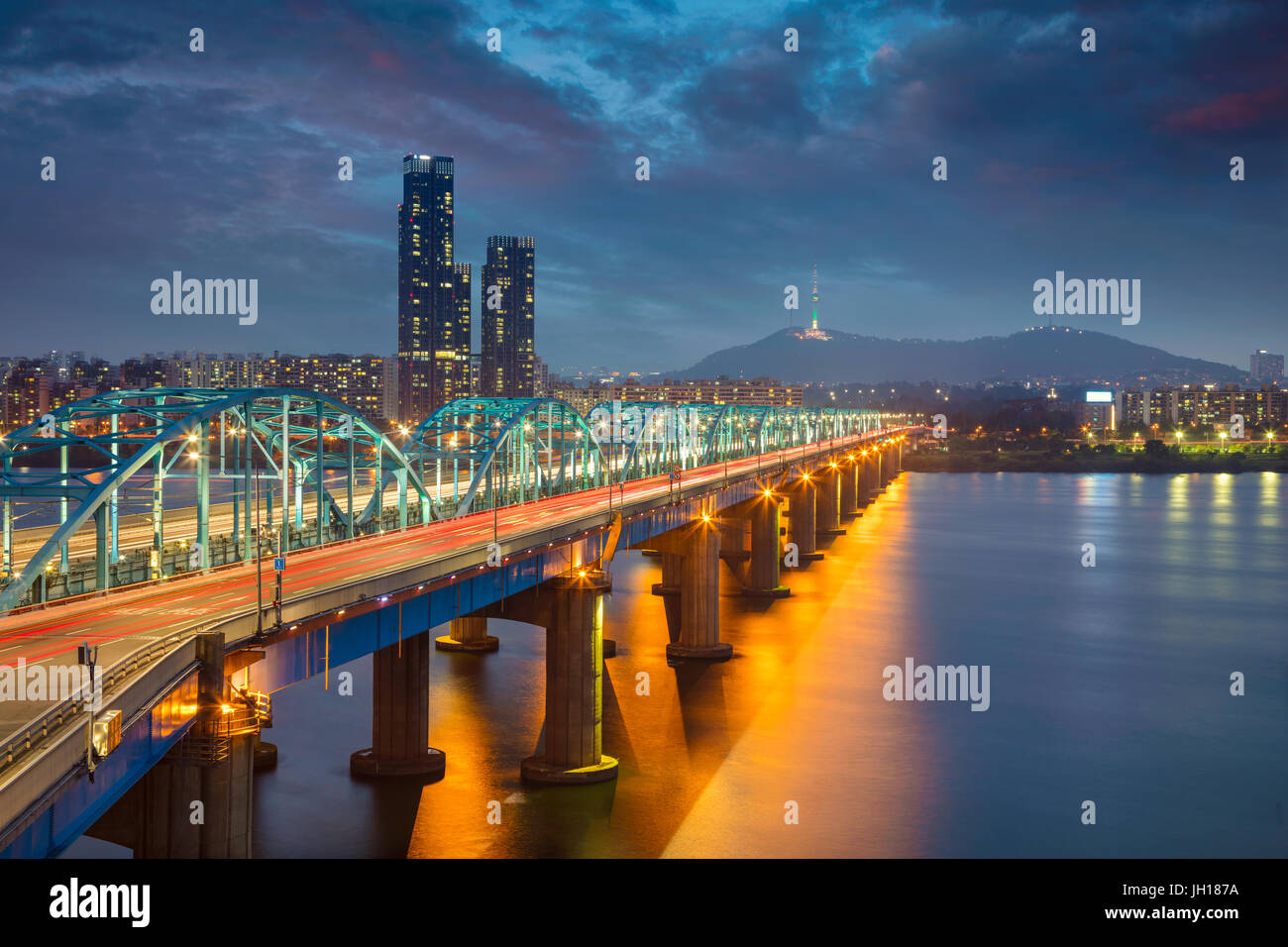 Seoul. Bild von Seoul, Südkorea mit Dongjak Brücke und Hangang-Fluss in der Dämmerung. Stockfoto