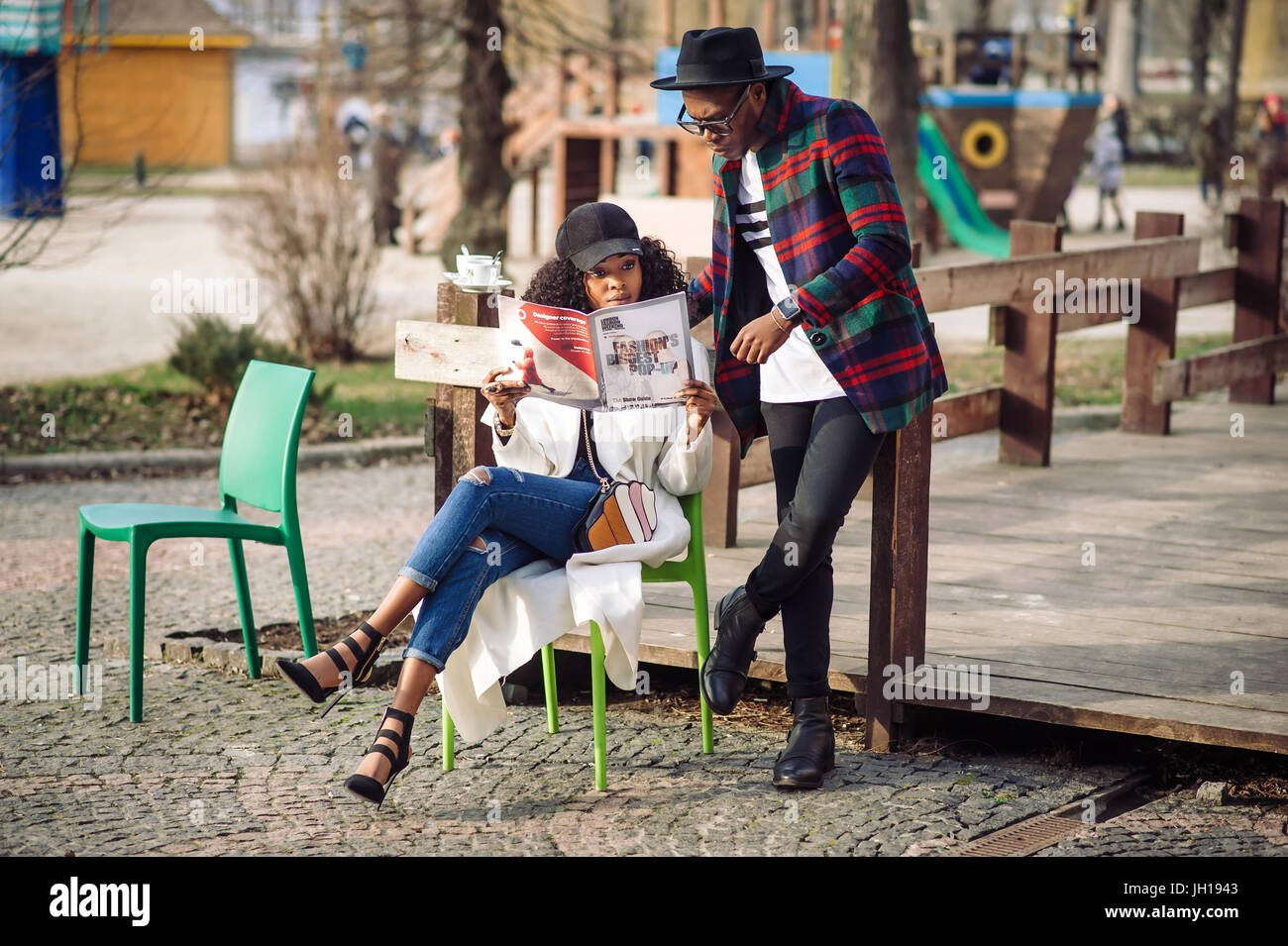 London, UK - 3. März 2016: Stylist, Fashion-Bloggerin und Journalistin der London Fashion Week Magazin - London Fashion Wochenende Blättern Stockfoto