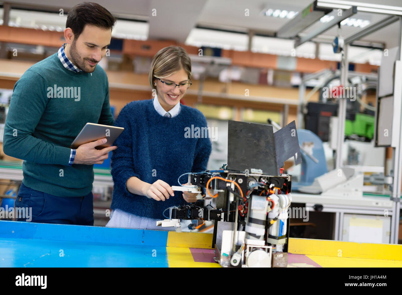 Junge Studenten der Robotik, Roboter für die Prüfung vorbereiten Stockfoto