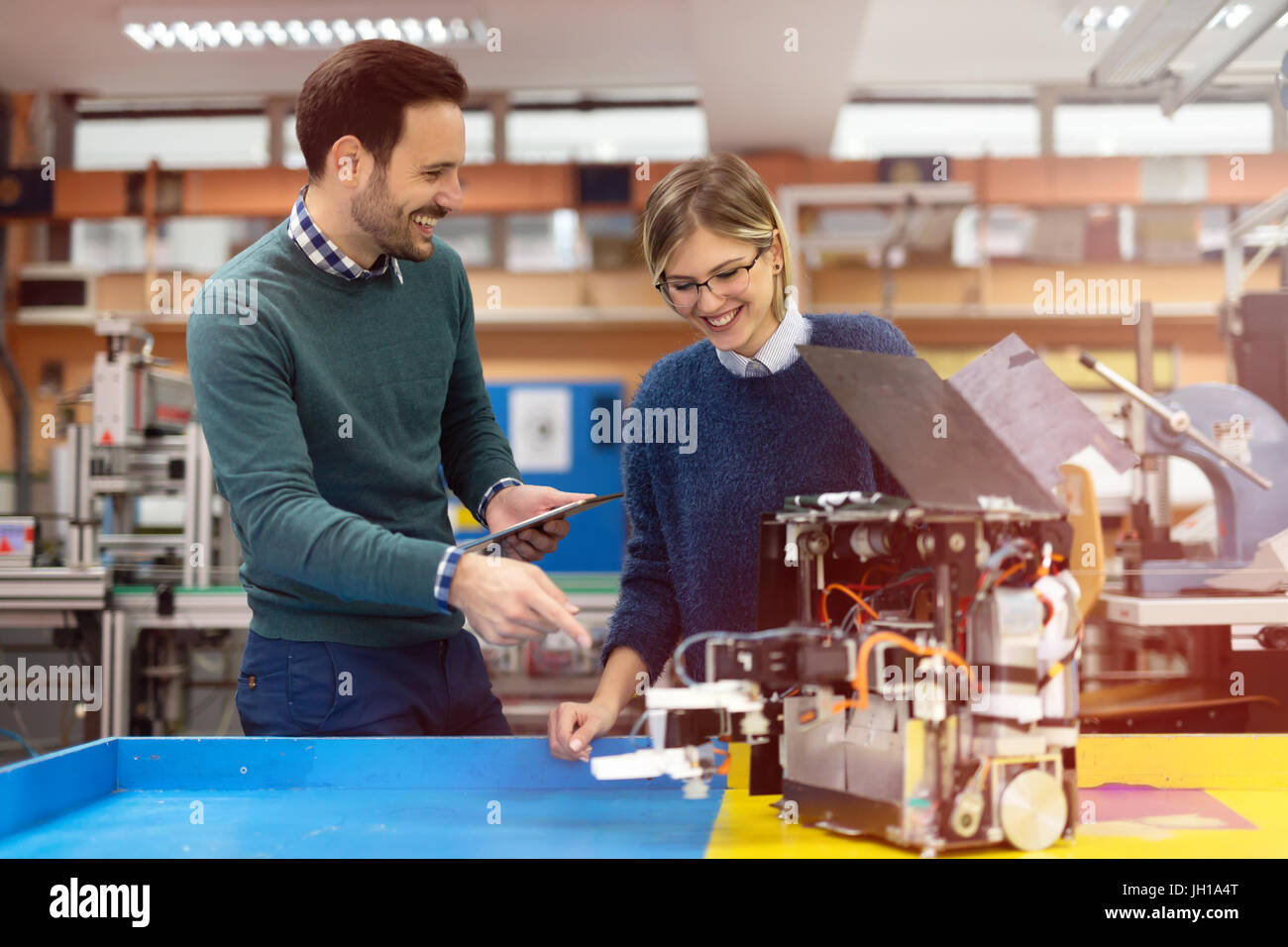 Junge Studenten der Robotik, Roboter für die Prüfung vorbereiten Stockfoto