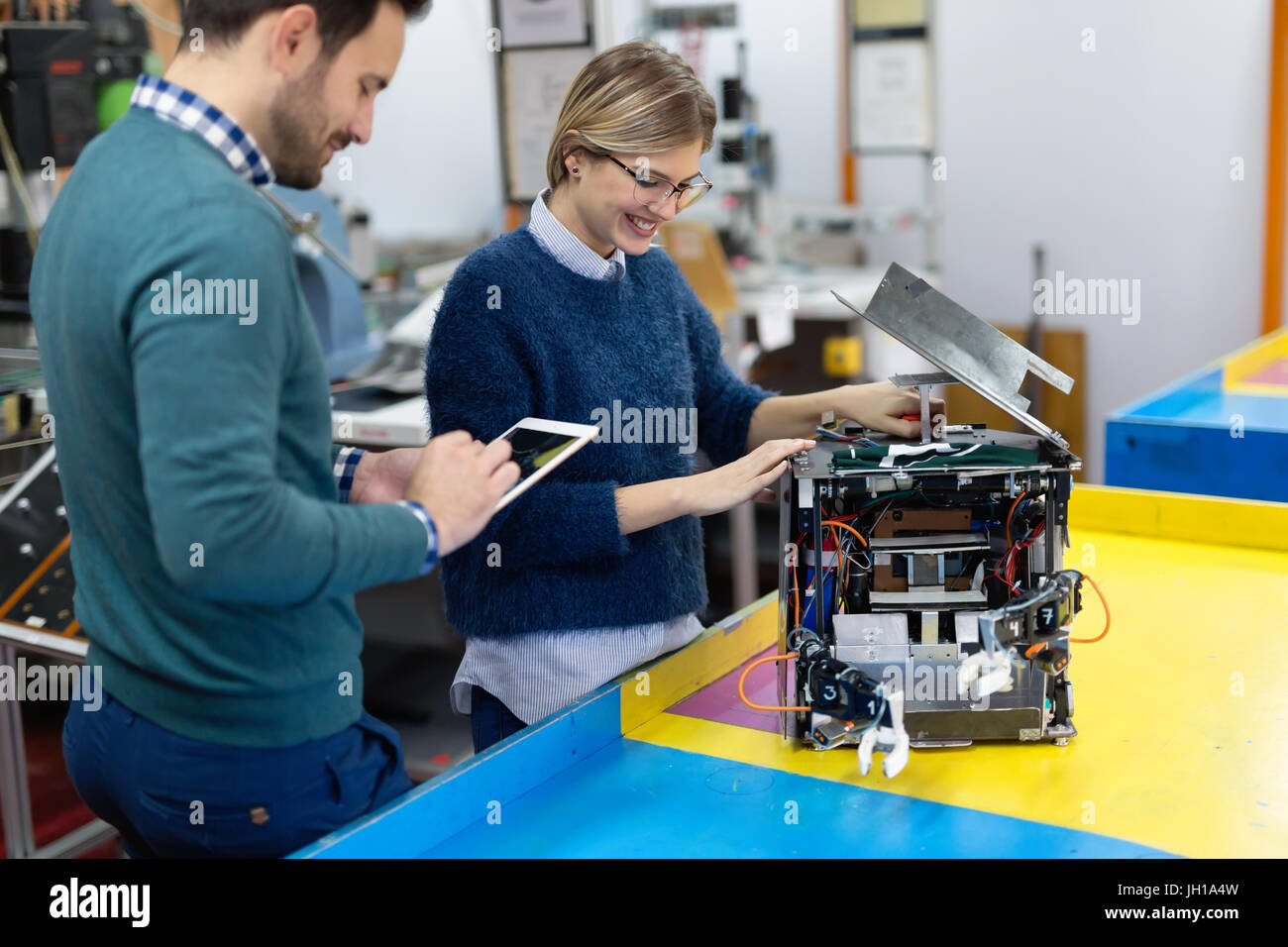 Junge Studenten der Robotik, Roboter für die Prüfung vorbereiten Stockfoto