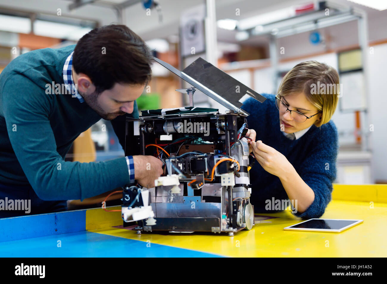 Junge Studenten der Robotik, Roboter für die Prüfung vorbereiten Stockfoto