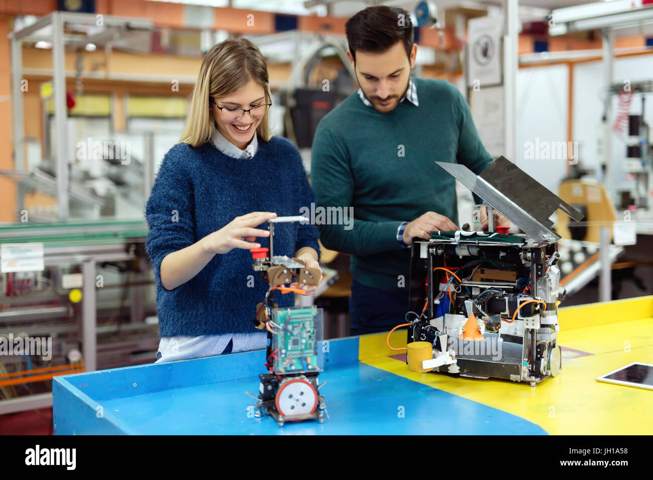 Junge Studenten der Robotik, Roboter für die Prüfung vorbereiten Stockfoto