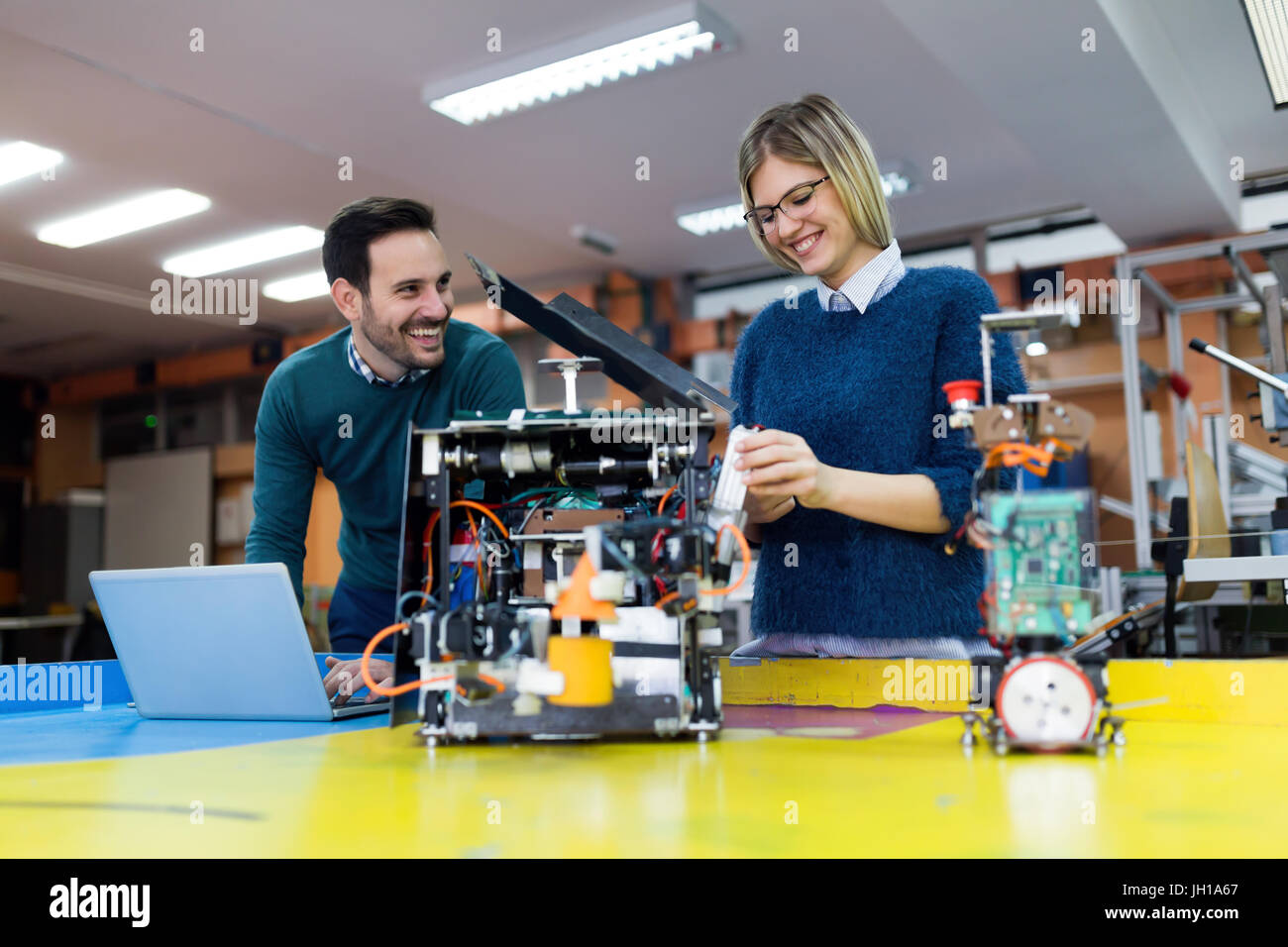 Junge Studenten der Robotik, Roboter für die Prüfung vorbereiten Stockfoto