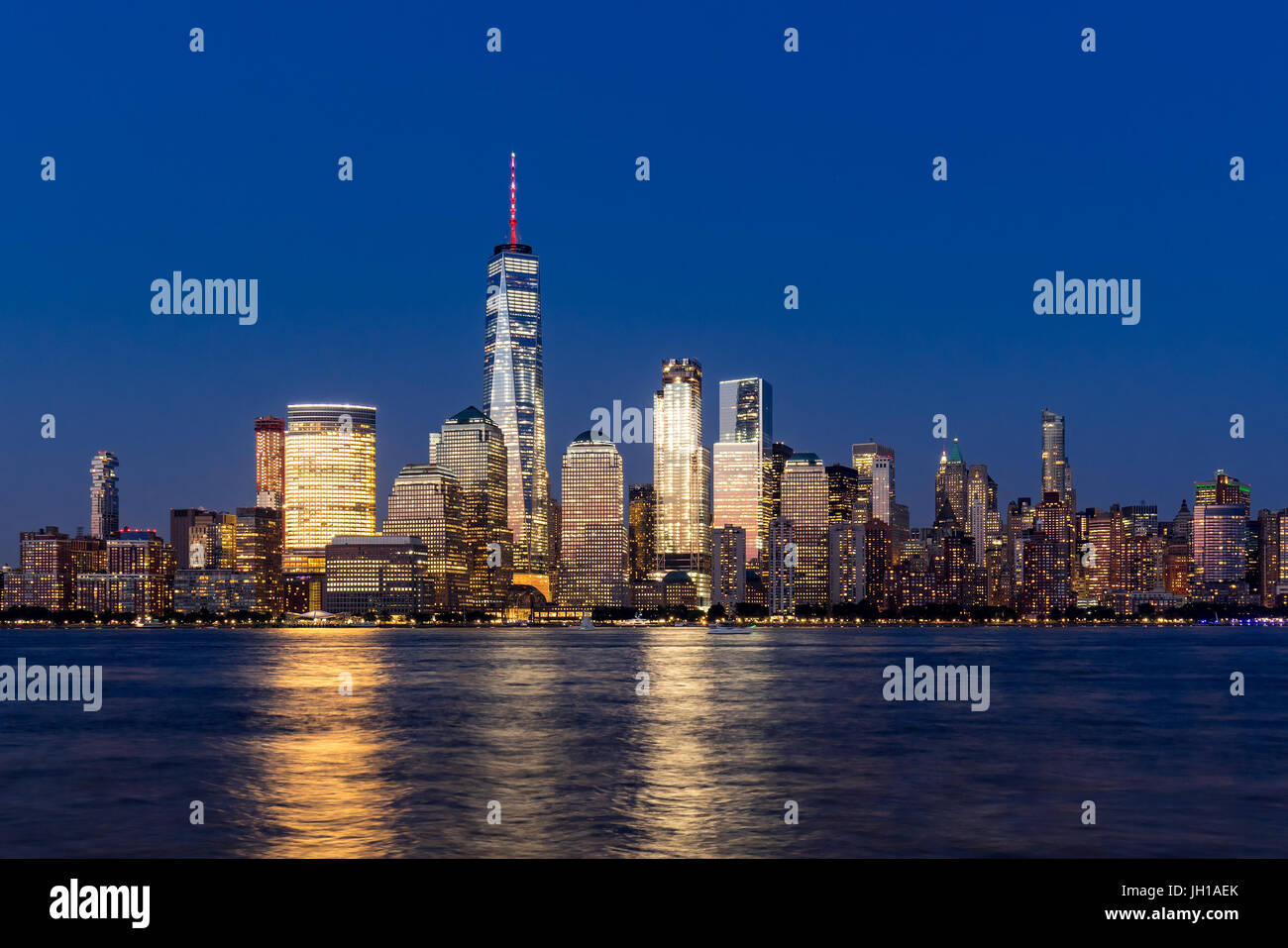 New York City-Financial District Wolkenkratzer und Hudson River in der Abenddämmerung. Blick auf Lower Manhattan Stockfoto