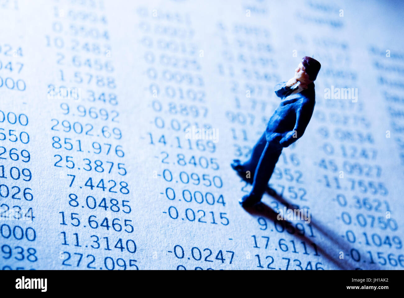 Geschäftsmann Miniatur Figur stehend auf Finanzdaten, Wirtschaft Rechnungswesen und Börsen-Konzept Stockfoto