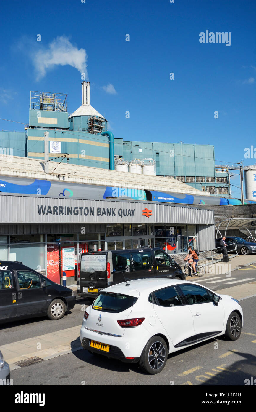 Warrington Bank Quay-Station an das Hauptnetz der Westküste-Schiene. Befindet sich auf der London - Glasgow / Edinburgh line. Unilever Seife arbeitet in der backgr Stockfoto