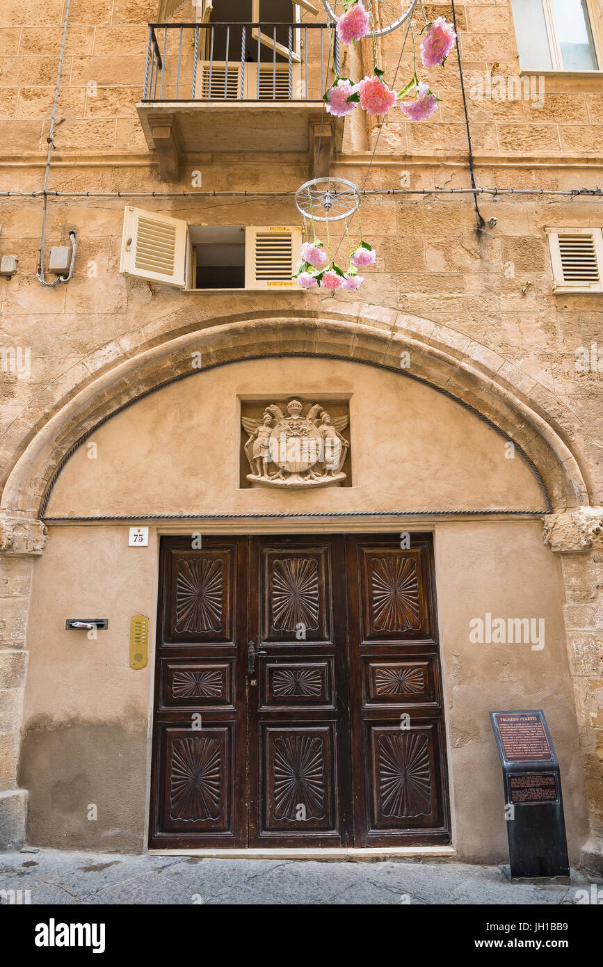 Alghero Sardinien, Eingang zum Palazzo Peretti in der Piazza Civica, in der Altstadt von Alghero, Sardinien. Stockfoto