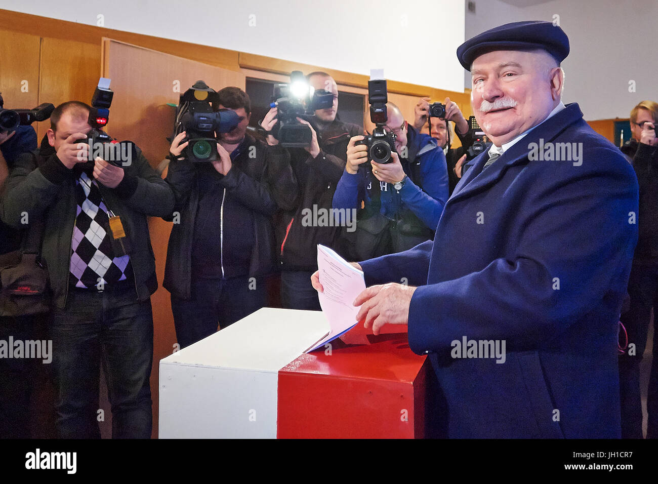 Ehemaliger Präsident von Polen Lech Walesa Abstimmung im Jahr 2014. Stockfoto