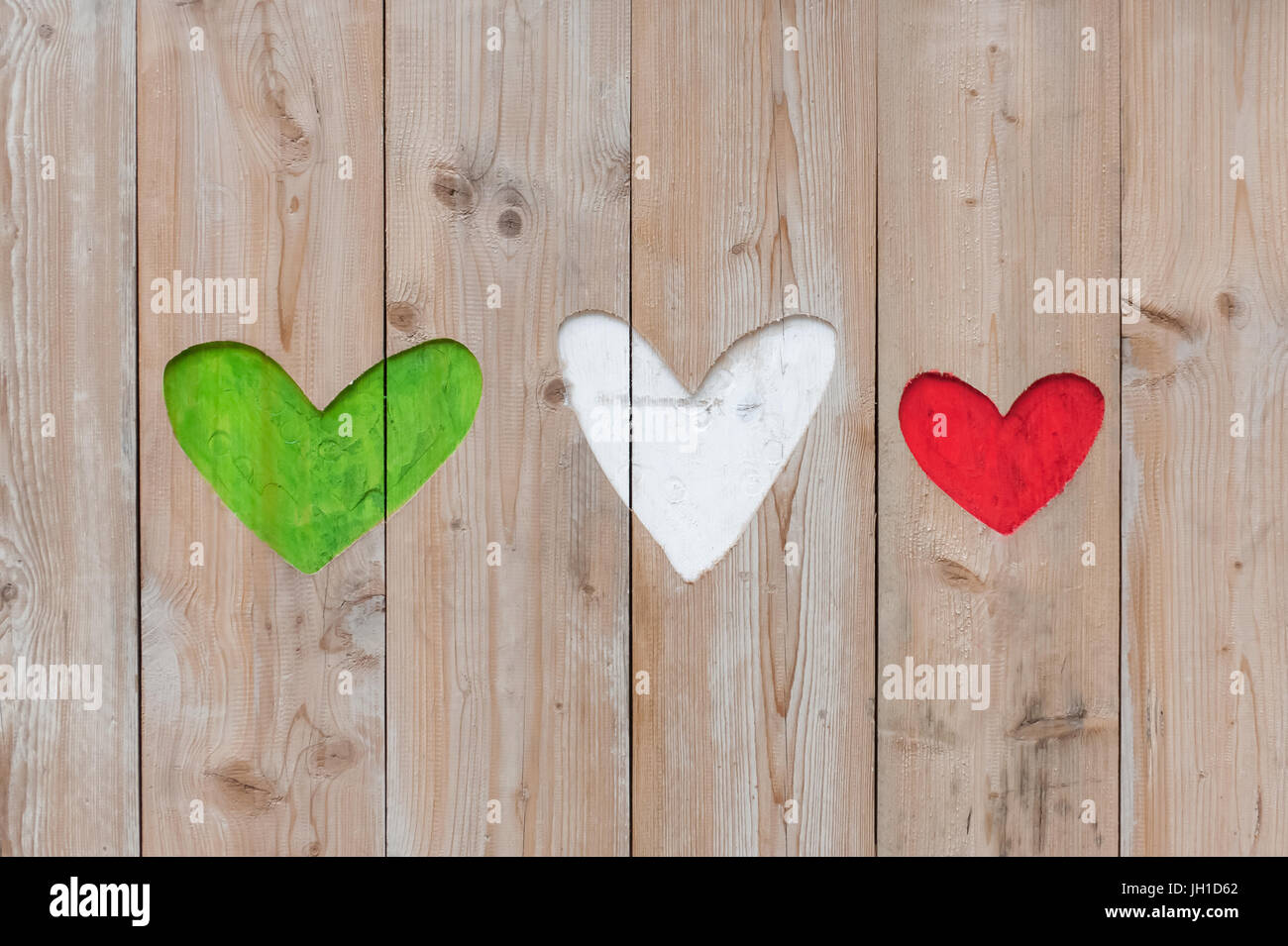 Farben der italienischen Flagge in Herzen aus Holz geschnitzt Stockfoto