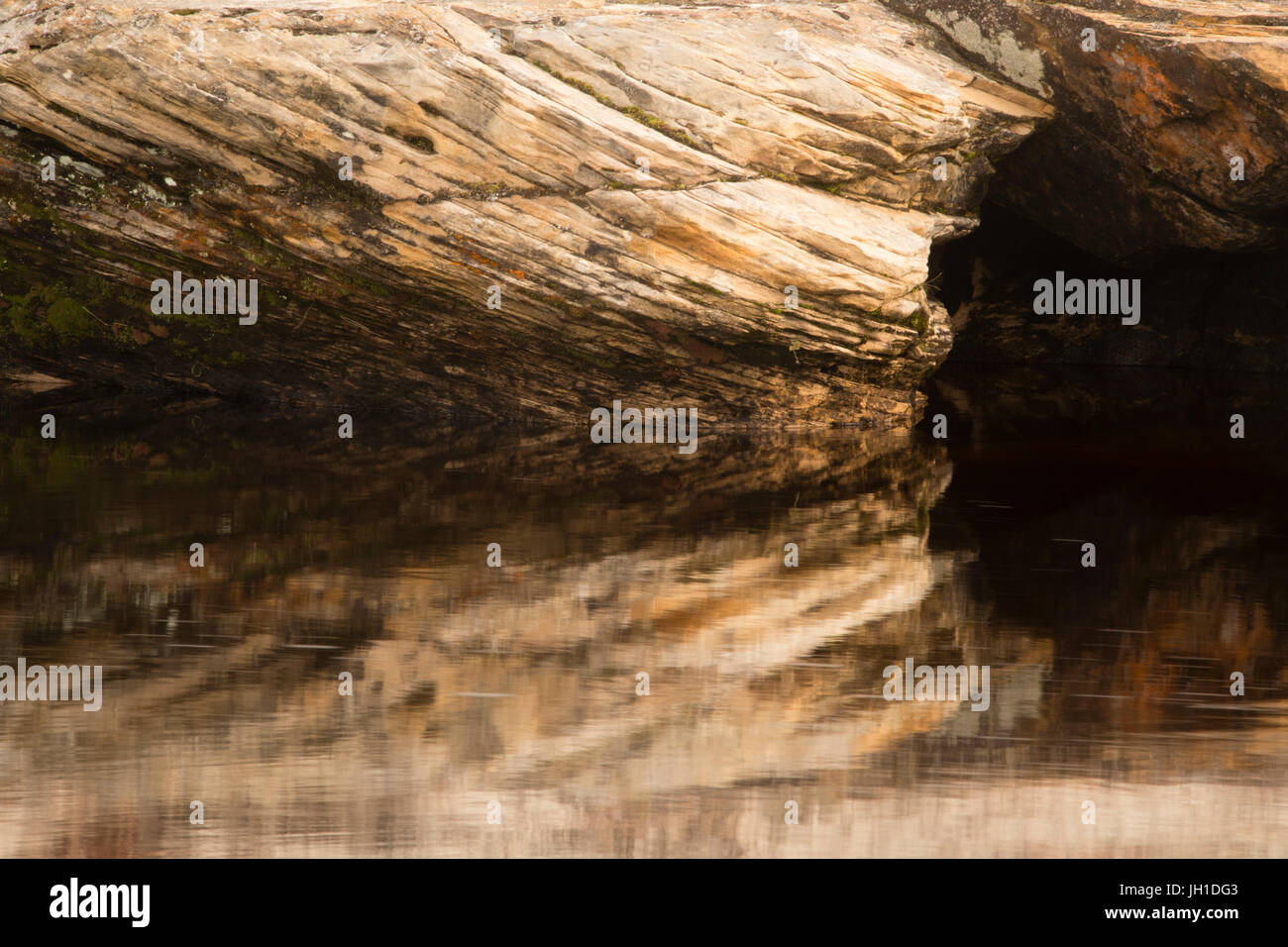 Reflexion der abgebildete Rock in Bergmanns Beach an Pictured Rocks National Lakeshore in Munising, Michigan. Stockfoto