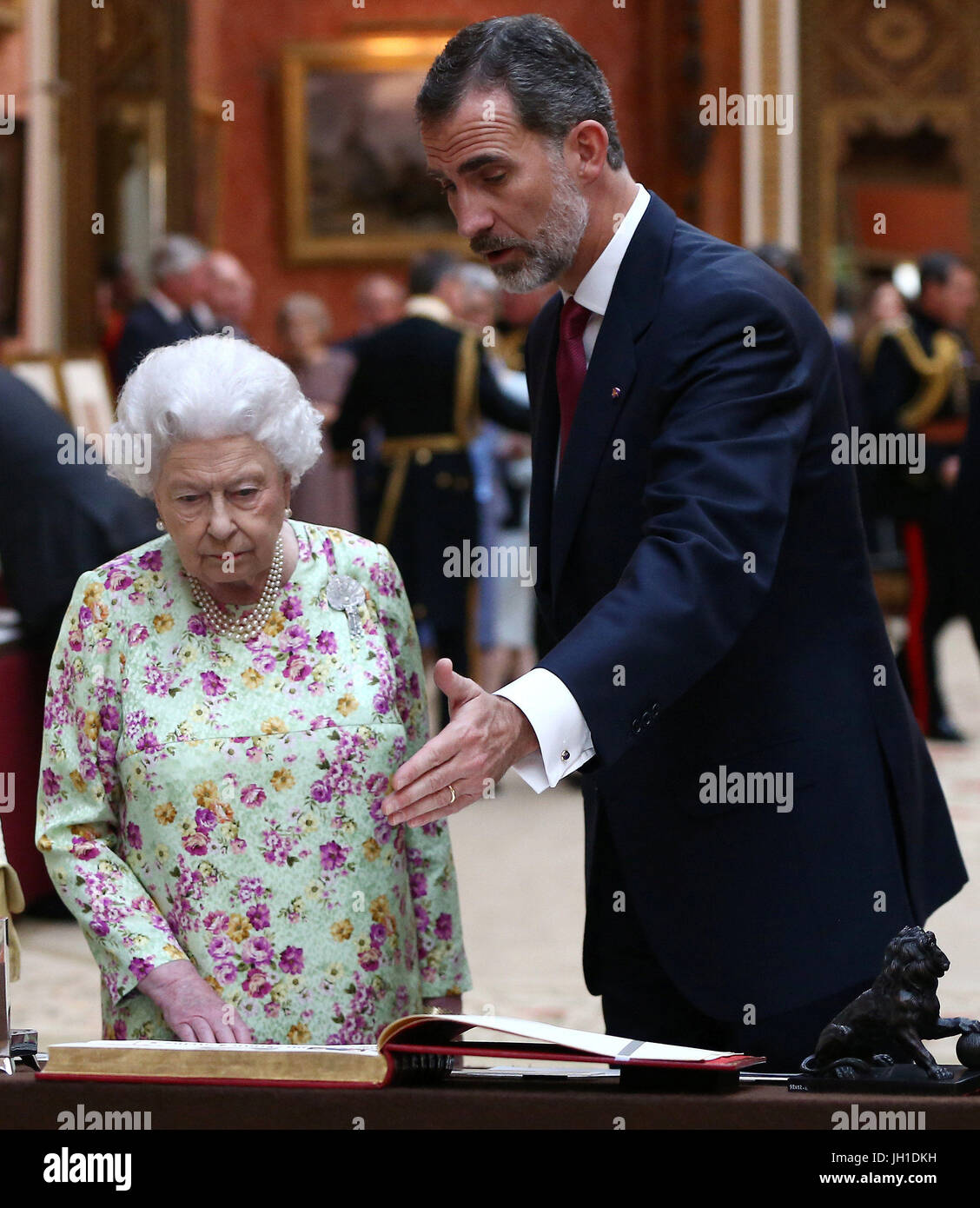 Königin Elizabeth II und Spaniens König Felipe Blick auf eine Anzeige von spanischen Elementen aus der königlichen Sammlung im Buckingham Palace, London während des Königs Staatsbesuch in Großbritannien. Stockfoto