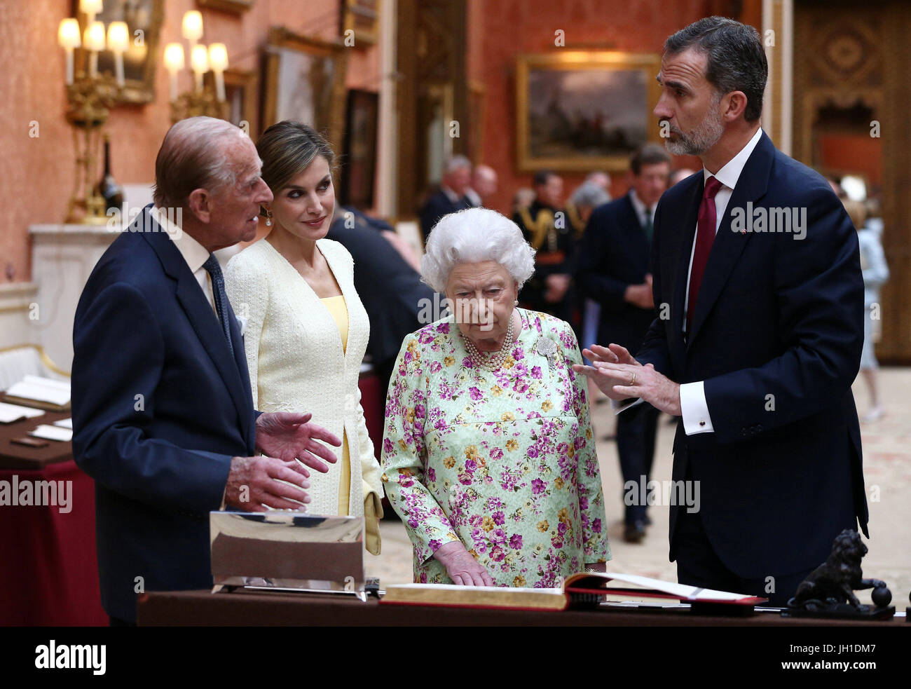 Königin Elizabeth II., Herzog von Edinburgh und Spaniens König Felipe und Königin Letizia Blick auf eine Anzeige von spanischen Elementen aus der königlichen Sammlung im Buckingham Palace, London während des Königs Staatsbesuch in Großbritannien. Stockfoto
