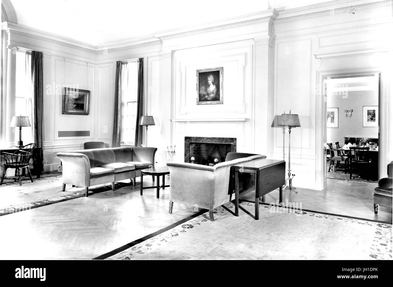 Lounge an der Johns Hopkins University Club, mit Sofas, Tischen, dekorative Teppiche, Gemälde und aufwändigen Formteil, in Baltimore, Maryland, 1930. Stockfoto